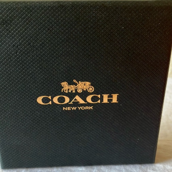 Coach: 2022 Earring (CF985) Set- Gold Tone - Picture 2 of 12